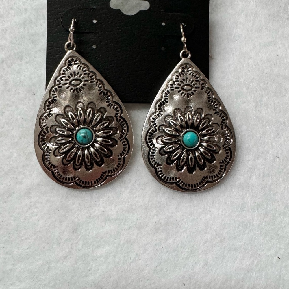 SHYANNE- Silver Teardrop drop earring - Picture 1 of 3